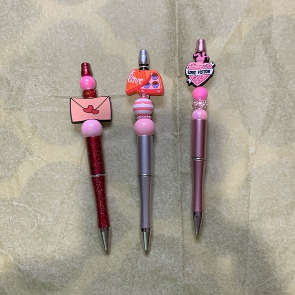 GILDAN BRAND NEW LOVE TEE SHIRT WITH SET OF 3 beaded pens - Picture 5 of 9